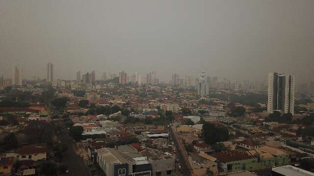 Chuva fraca piora n&eacute;voa seca e fuma&ccedil;a volta com tudo ao c&eacute;u da Capital