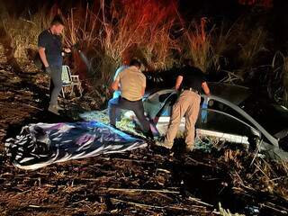 Peritos investigam cena de acidente, às margens da BR-262, em Terenos. (Foto: Direto das Ruas)