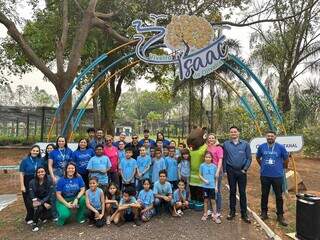 Turma do 3° ano do ensino fundamental em frente ao viveiro (Foto: Marcos Maluf)