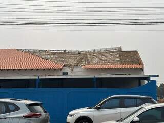 Teto de escola municipal sem telhados no Coronel Antonino (Foto: Gabi Cenciarelli)