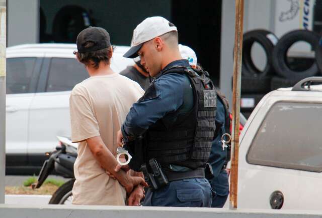 Briga no tr&acirc;nsito tem amea&ccedil;a com arma e motorista &eacute; preso por desacato 