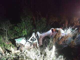 Veículo destruído em acidente na BR-262. (Foto: O Pantaneiro)