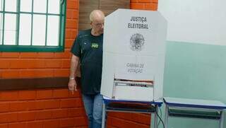 Eleitor na cabine de votação, onde fica a urna eletrônica (Foto: Arquivo/Campo Grande News)