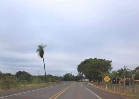 Carro perde controle na BR-262, capota, um morre outro fica em estado grave