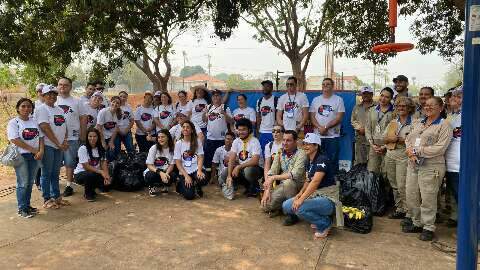 Mutirão de limpeza reúne 30 voluntários no bairro Maria Aparecida Pedrossian