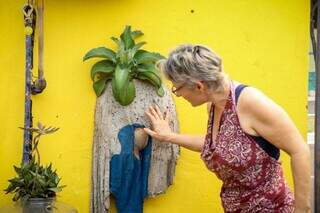 Tatiana mostra obras espalhadas pela casa. (Foto: Henrique Kawaminami)