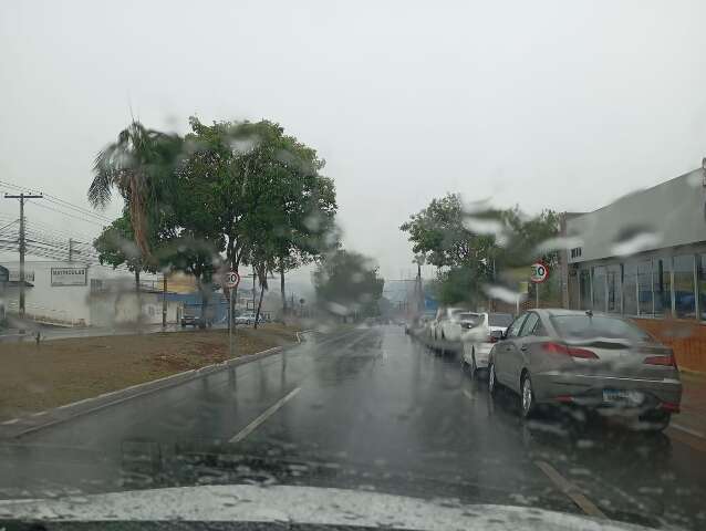 Campo Grande tem chuva e estiagem chega ao fim quase um m&ecirc;s depois