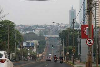 Fumaça das queimadas ainda é notada no céu da Capital (Foto: Henrique Kawaminami)