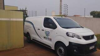 Carro de funerária que trouxe corpo de indígena, no Imol em Dourados (Foto: Leandro Holsbach)