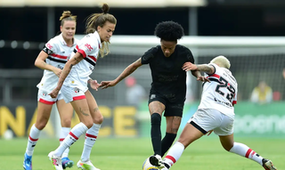 Jogadoras disputam a posse da bola no primeiro confronto que abriu a final do torneio feminino. (Foto: Staff Images/CBF)