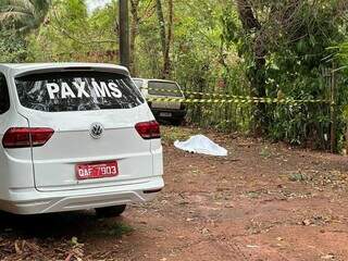 Carro da pax ao lado do corpo de João Paulo, coberto por lençol branco (Foto: Marcos Maluf)