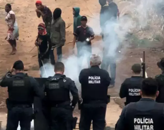 Policiais militares e indígenas separados por ponte, em Antônio João.  (Foto: Divulgação)