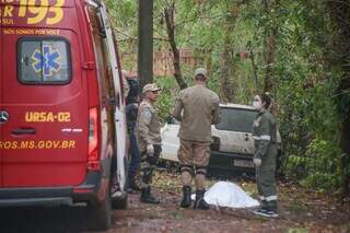 Corpo da vítima coberto com lençol branco e equipe do Corpo de Bombeiro no local do óbito (Foto: Marcos Maluf)