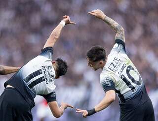 Garro e Romero e comemoram vitória na Neo Química Arena, em São Paulo (SP). (Foto: Rodrigo Coca/Corinthians)