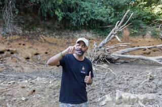 Sergio Barreto no leito seco do Rio da Prata, no dia 3 de julho de 2024. (Foto: Paulo Francis)