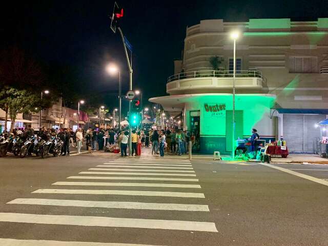 Bares da 14 pedem &ldquo;socorro&rdquo; com ambulantes tomando conta da rua