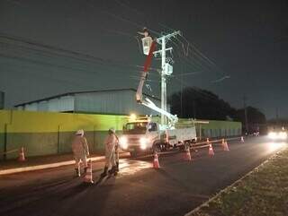 Equipe da Energisa trabalha durante a madrugada em Campo Grande. (Foto: Divulgação)