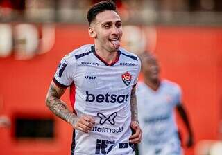 O ponta Gustavo Mosquito comemora gol da vitória no gramado do Barradão. (Foto: Victor Ferreira/Vitória)