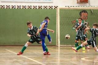 Atlea cercado por adversários chuta para o gol (Foto: Divulgação)