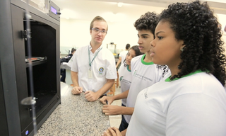 Estudantes do IFMS tendo aula em laboratório (Foto: Divulgação) 