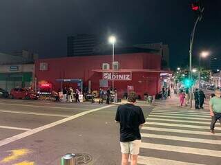 Ambulantes vendem desde vodka a chope, ao redor do novo corredor. (Foto: Aletheya Alves)