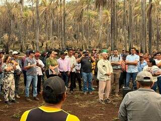 Comitiva de direitos humanos foi neste sábado ao local de conflito fundiário. (Foto: Cimi)