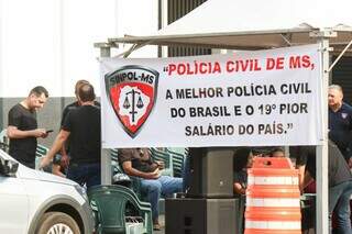 Faixa de protesto da categoria em frente à 1ª Delegacia de Polícia na última quinta-feira, 19. (Foto: Henrique Kawaminami)