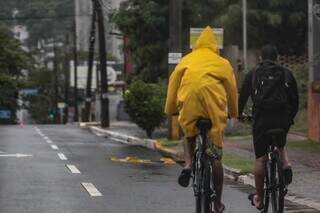 Ciclista indo trabalhar com capa de chuva na manhã deste sábado (Foto:Marcos Maluf)