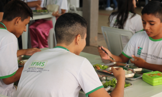 Alunos do campi de Corumbá durante refeição (Foto: Divulgação) 