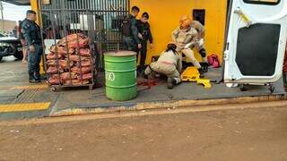 Julio Cesar foi socorrido em estado grave, em frente a uma conveniência, na tarde deste domingo (22). (Foto: Leandro Holsbach)