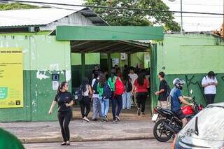 Movimentação de aluno em frente a uma escola estadual em Campo Grande (Foto: arquivo / Campo Grande News)