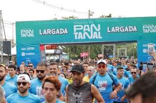 Largada da Corrida do Pantanal às 6h07 (Foto: Juliano Almeida)