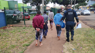 Julio e comparsas foram escoltados até a polícia após flagrante com drogas, em 2021. (Foto: Arquivo/Adilson Domingos)