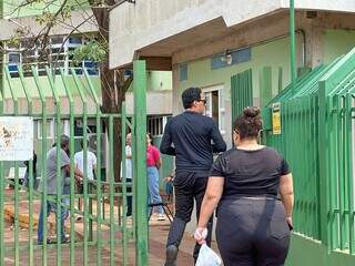 Candidatos em frente ao local de prova, em Campo Grande (Foto: Marcos Maluf)