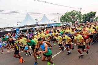 Participantes da Corrida do Pantanal terminando o percurso de 8 quilômetros e se aproximando da linha de chegada (Foto: Juliano Almeida)