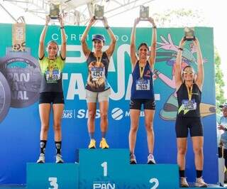 Pódio do percurso de 8 quilômetros da Corrida do Pantanal; no lugar mais alto Evelin Ribeiro; em segundo lugar, Simone Gonçalves da Silva Kupfer; em terceiro, Vitória Santos Peres e em quarto lugar Natália Gonzalez Gomes (Foto: Juliano Almeida)