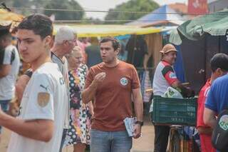 Deputado federal Beto Pereira (PSDB) conversa com eleitores em caminhada na feira do Bairro das Moreninhas na manhã deste sábado (22) (Foto: Marcos Maluf)