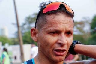 Atleta de elite Wendel Jeronimo Souza, de 32 anos, foi ouro nos 15 quiômetros da Corrida do Pantanal (Foto Juliano Almeida)