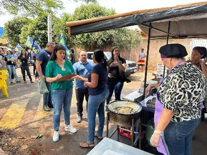 Em caminhada, Rose assina pedido para feira ficar em avenida no Santa Luzia