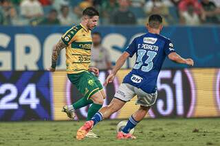 Jogadores disputam a posse da bola na noite deste domingo (22). (Foto: Asscom Dourado)