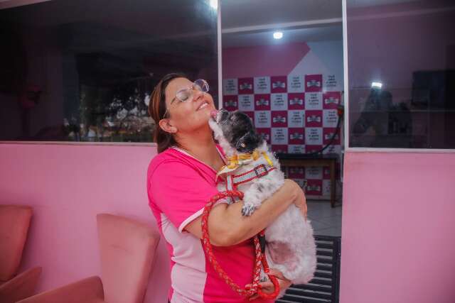 Ser uma tutora ‘machucada’ fez Carol virar ‘cãobeleireira’ do bairro