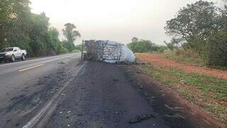 Carreta seguia no sentido à Aquidauana quando tombou, na tarde deste domingo (22). (Foto: Direto das Ruas)