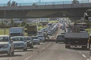 Carros são maioria dos veículos enfileirados em dia de trânsito lento na Avenida Ministro João Arinos, na Capital (Foto: Marcos Maluf/Arquivo)