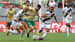 Flaco Lópes disputa a posse da bola no gramado do Mané Garrincha. (Foto: Cezar Greco/Palmeiras)