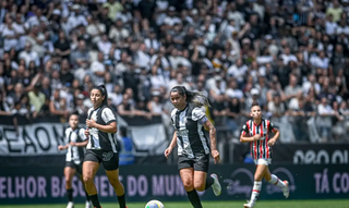 Jogadoras disputam a posse da bola neste domingo (22). (Foto: Staff Images/CBF)