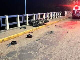 Moto caída às margens da Ponte Nova após o acidente (Foto: Gisele Figueiredo)