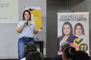 Adriane Lopes discursa em reunião com eleitorado feminino, no Bairro Vivenda do Bosque, em Campo Grande. (Foto: Assessoria)