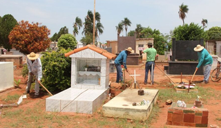 Trabalhadores fazendo limpeza no Cemitério de Aparecida do Taboado, município com cerca de 26 mil habitantes (Foto: divulgação / Secom)