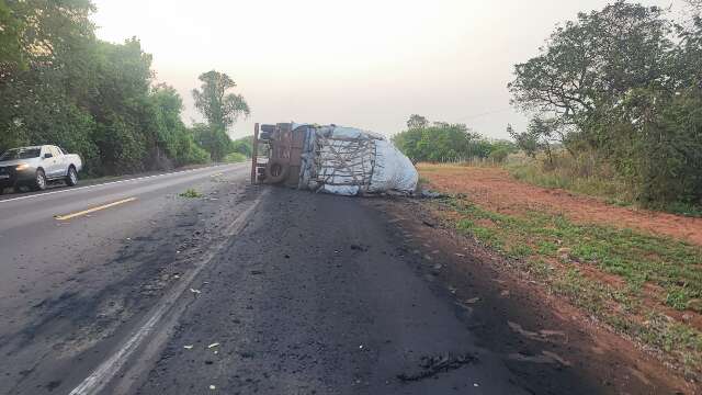 Carreta tomba na BR-262 com suspeita de sobrecarga