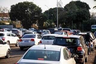 Avenida Ernesto Geisel com engarrafamento de carros (Foto: Henrique Kawaminami/Arquivo)